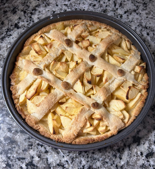 Classic homemade apple pie with fresh apples and cinnamon